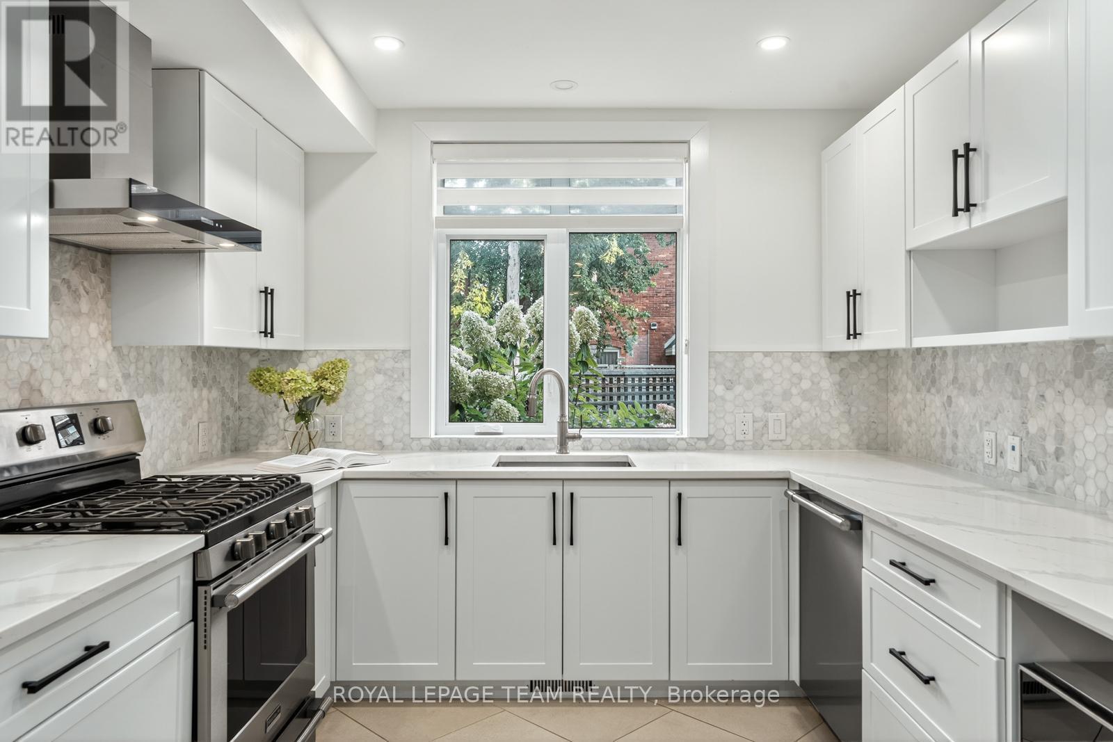 16 First Avenue, Ottawa, ON - Indoor Photo Showing Kitchen With Upgraded Kitchen