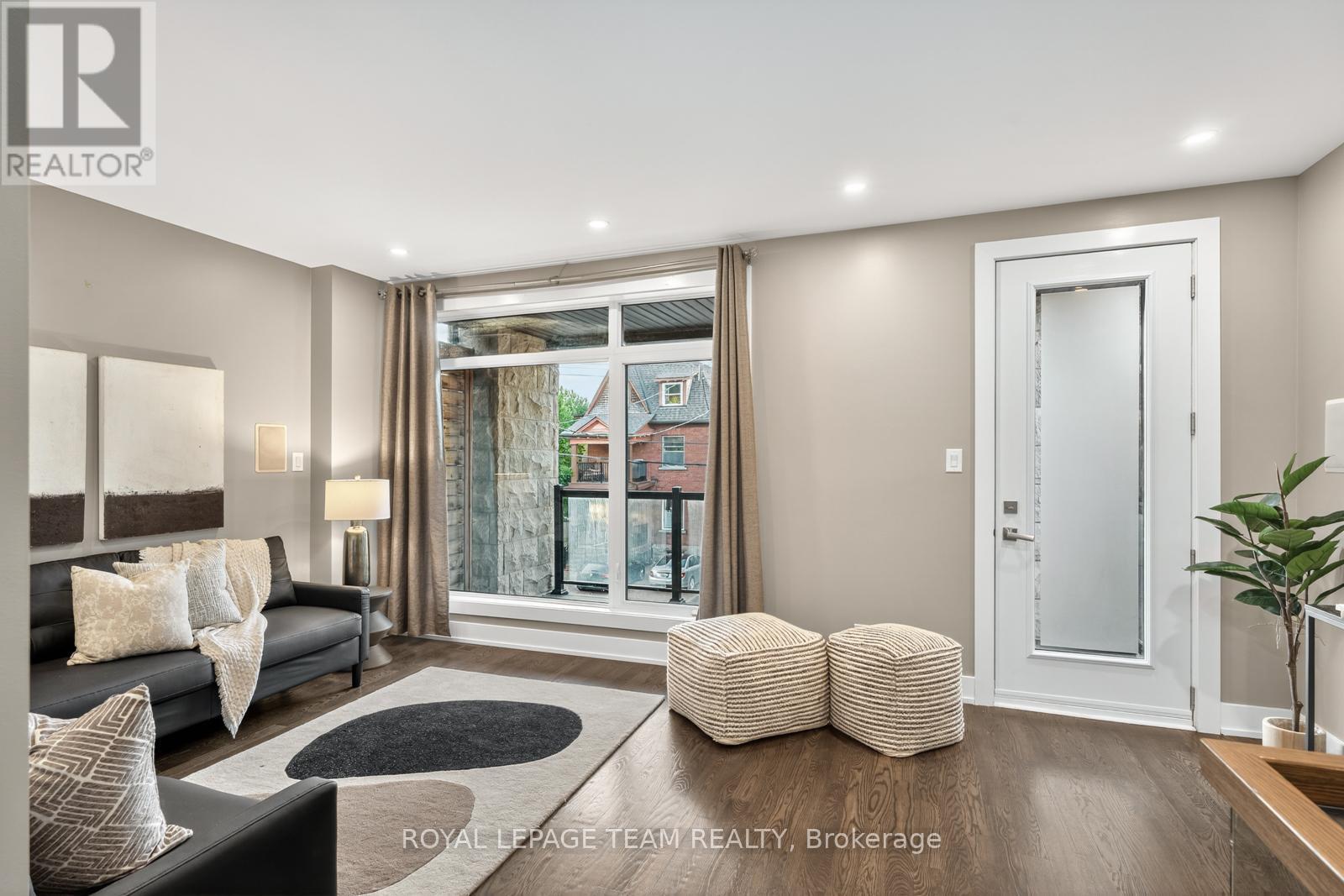 16 First Avenue, Ottawa, ON - Indoor