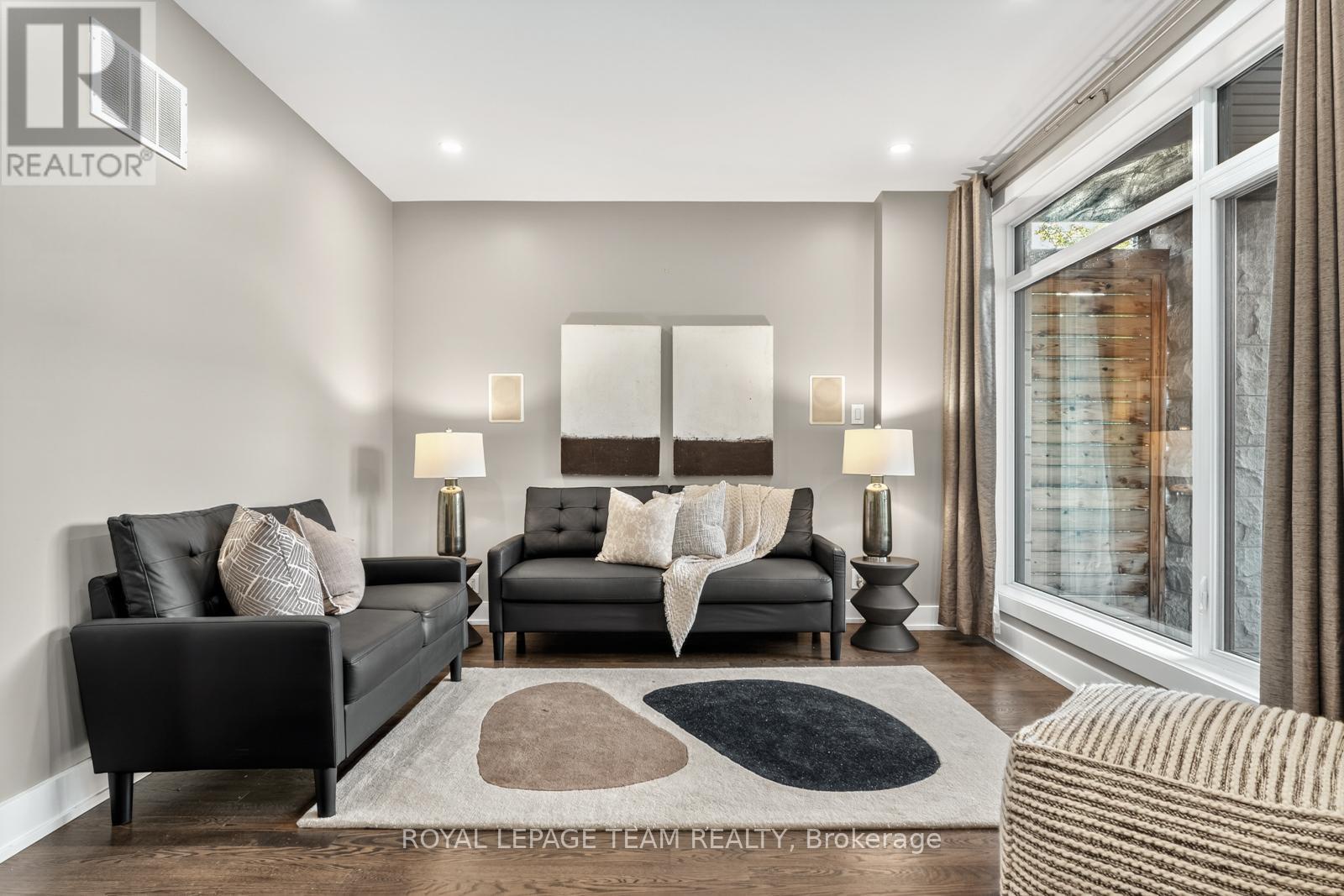 16 First Avenue, Ottawa, ON - Indoor Photo Showing Living Room