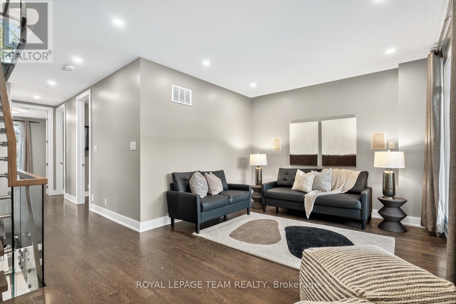 16 First Avenue, Ottawa, ON - Indoor Photo Showing Living Room