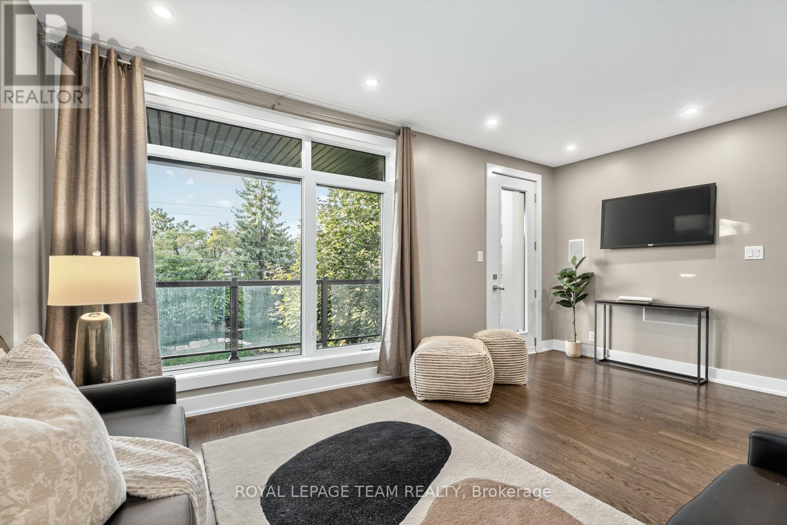 16 First Avenue, Ottawa, ON - Indoor