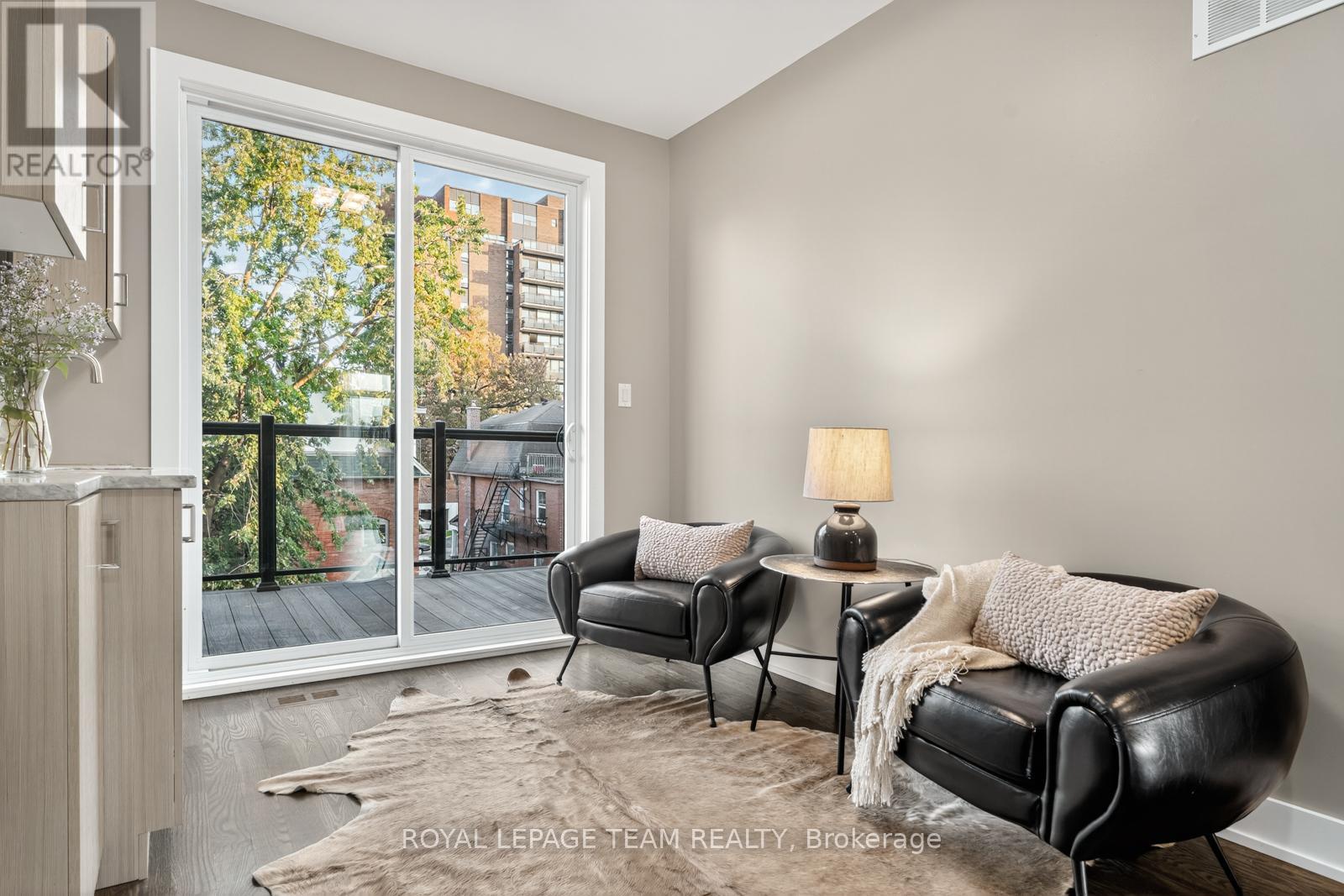 16 First Avenue, Ottawa, ON - Indoor