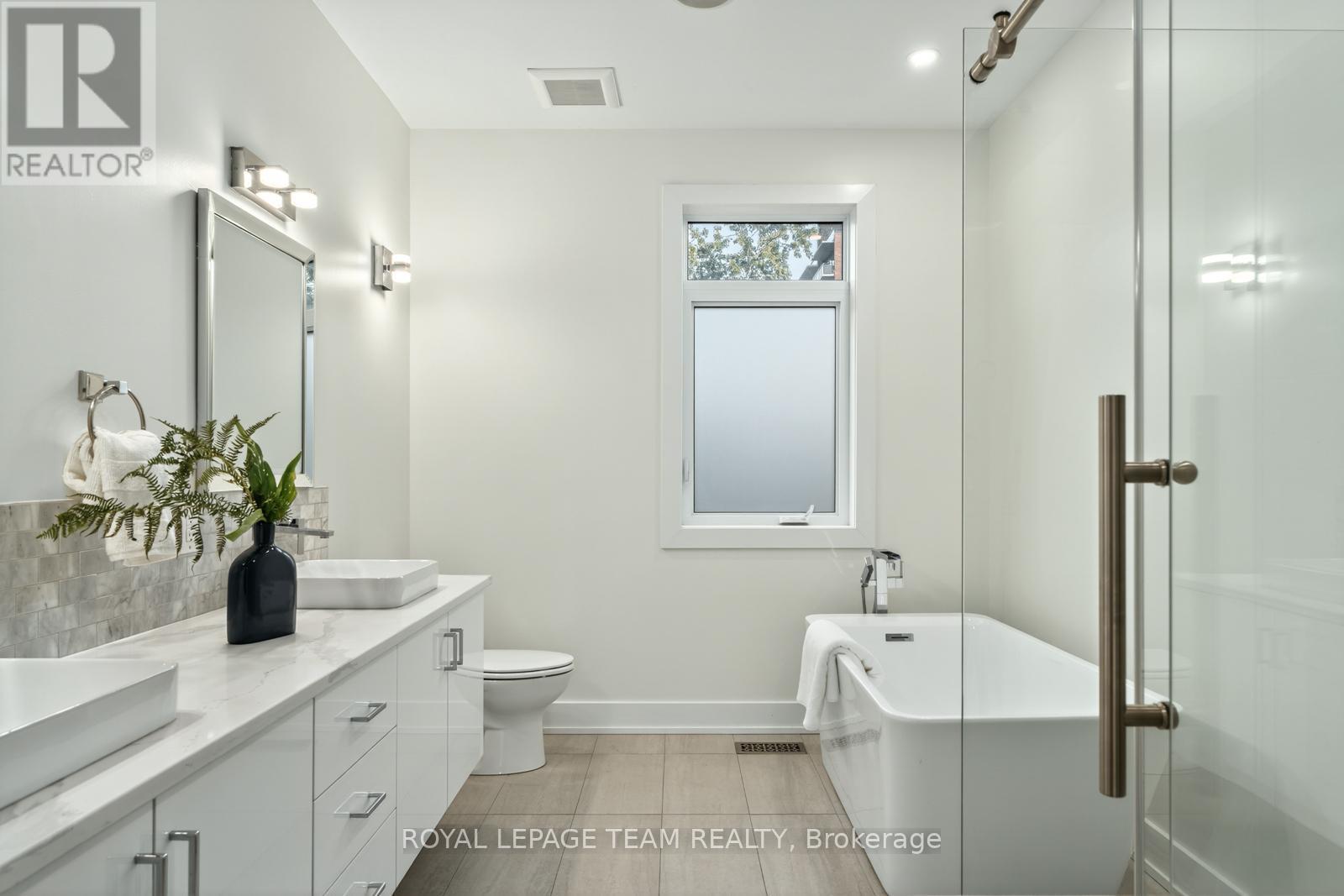 16 First Avenue, Ottawa, ON - Indoor Photo Showing Bathroom