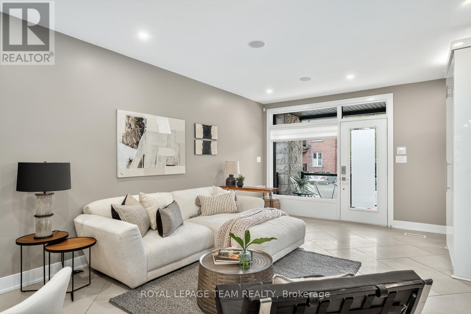 16 First Avenue, Ottawa, ON - Indoor Photo Showing Living Room
