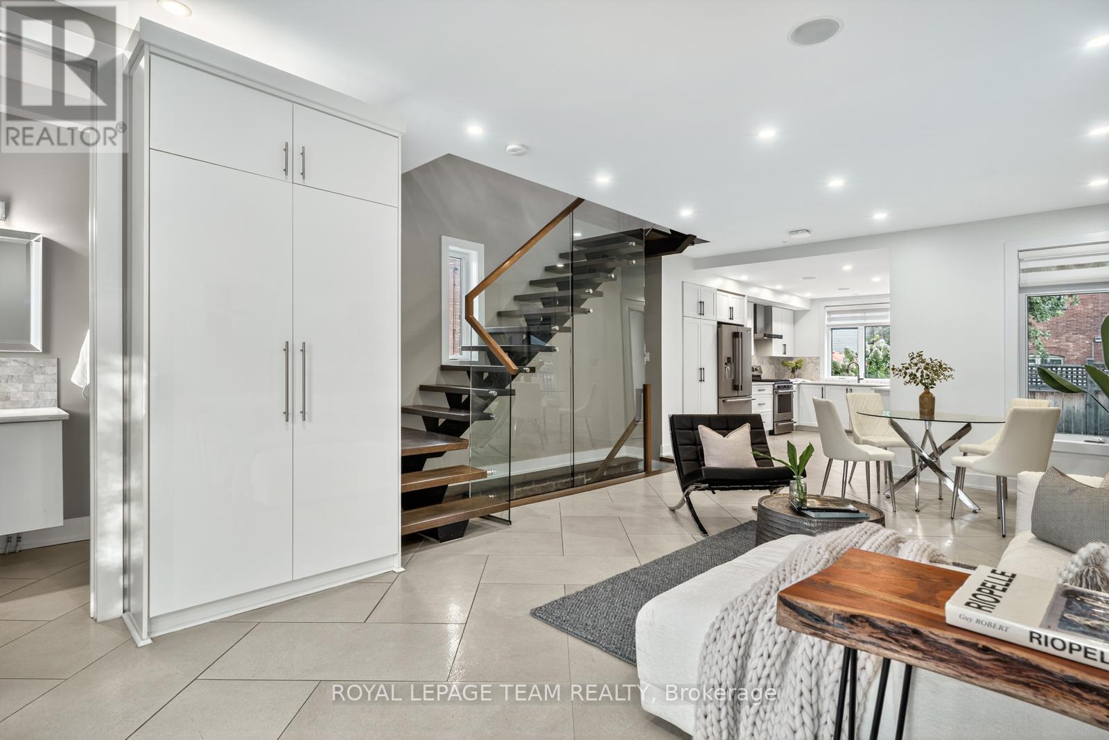 16 First Avenue, Ottawa, ON - Indoor