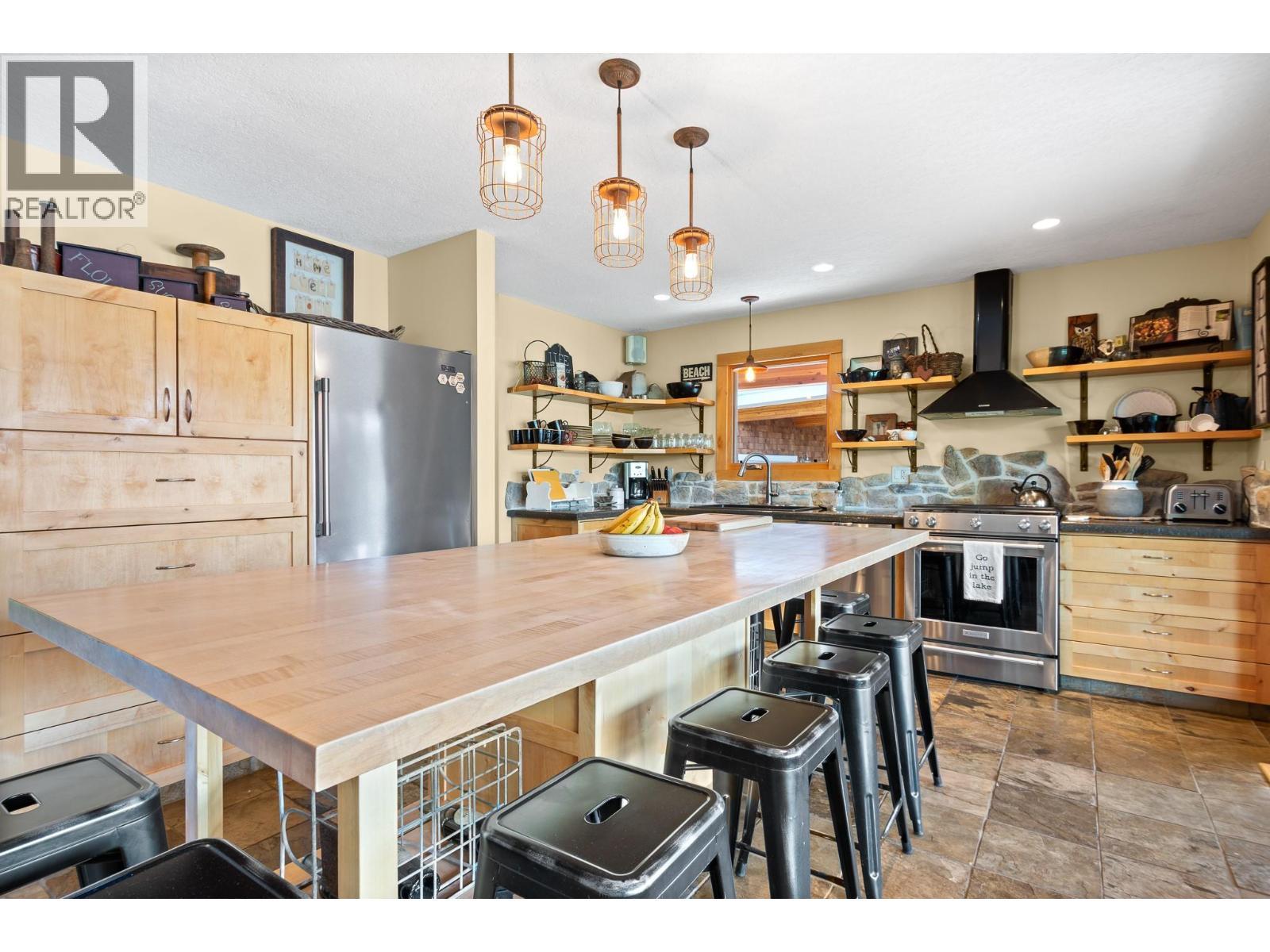 138 Devon Drive, Okanagan Falls, BC - Indoor Photo Showing Kitchen