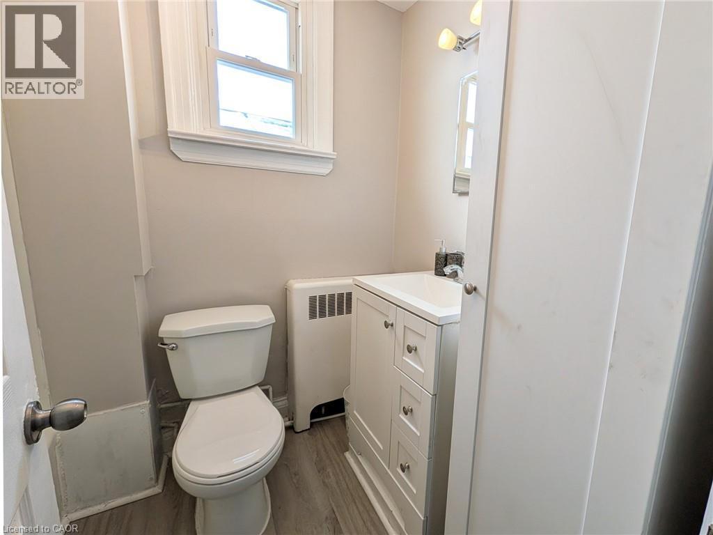 12 East 24Th Street, Hamilton, ON - Indoor Photo Showing Bathroom