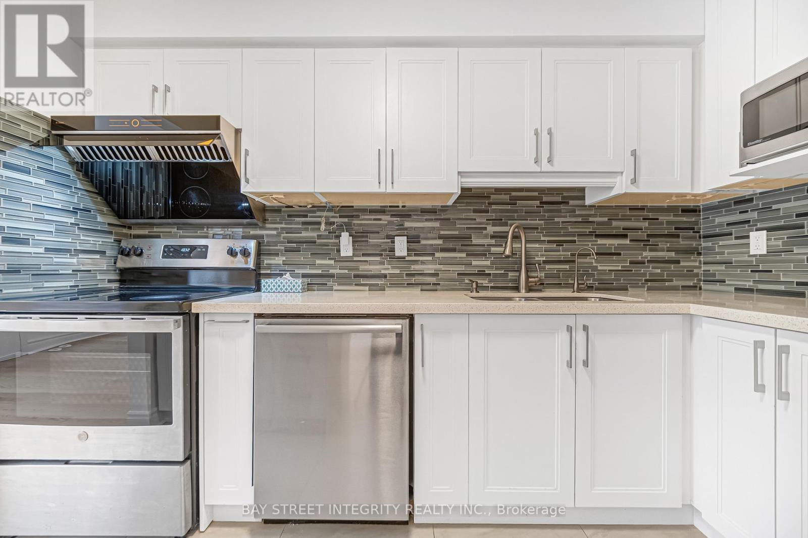 70 Elsa Vine Way, Toronto, ON - Indoor Photo Showing Kitchen With Double Sink With Upgraded Kitchen