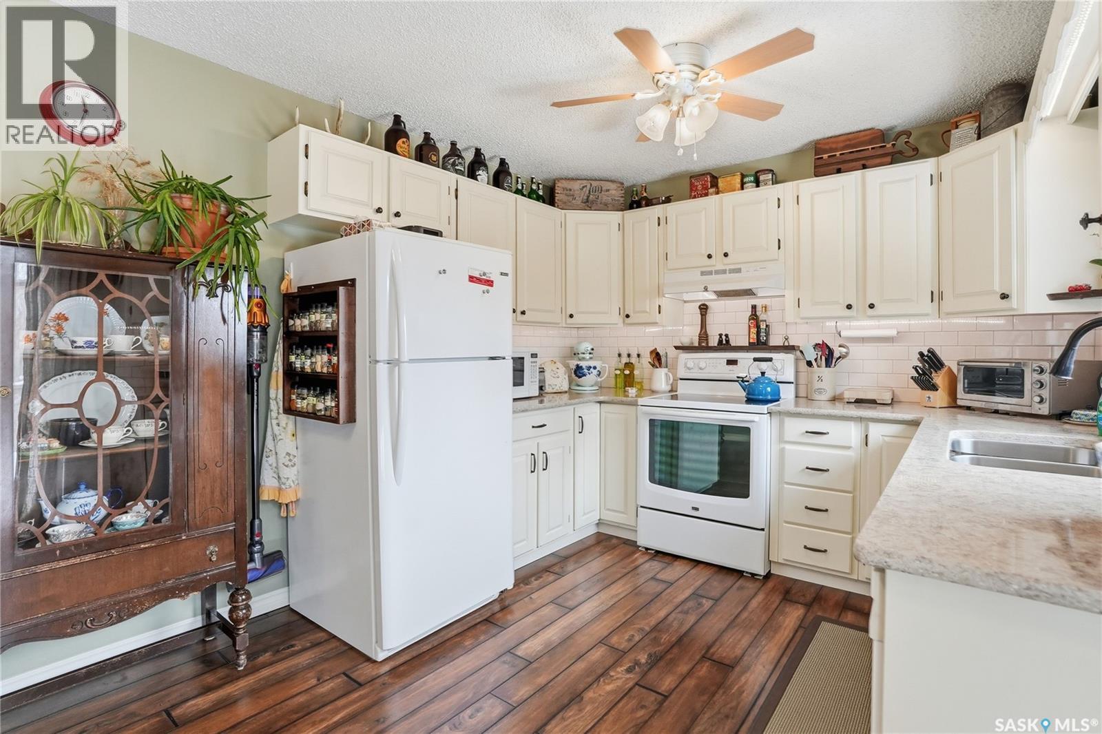 1714 Bradwell Avenue, Saskatoon, SK - Indoor Photo Showing Kitchen With Double Sink
