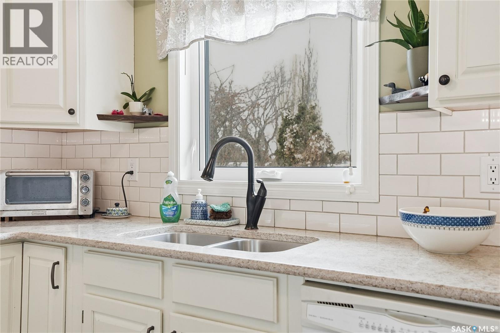 1714 Bradwell Avenue, Saskatoon, SK - Indoor Photo Showing Kitchen With Double Sink