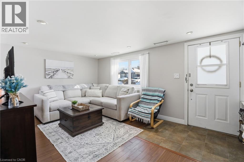 25 Delena Avenue N, Hamilton, ON - Indoor Photo Showing Living Room