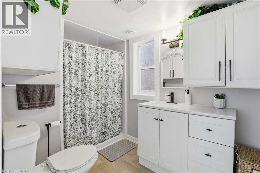 25 Delena Avenue N, Hamilton, ON - Indoor Photo Showing Bathroom