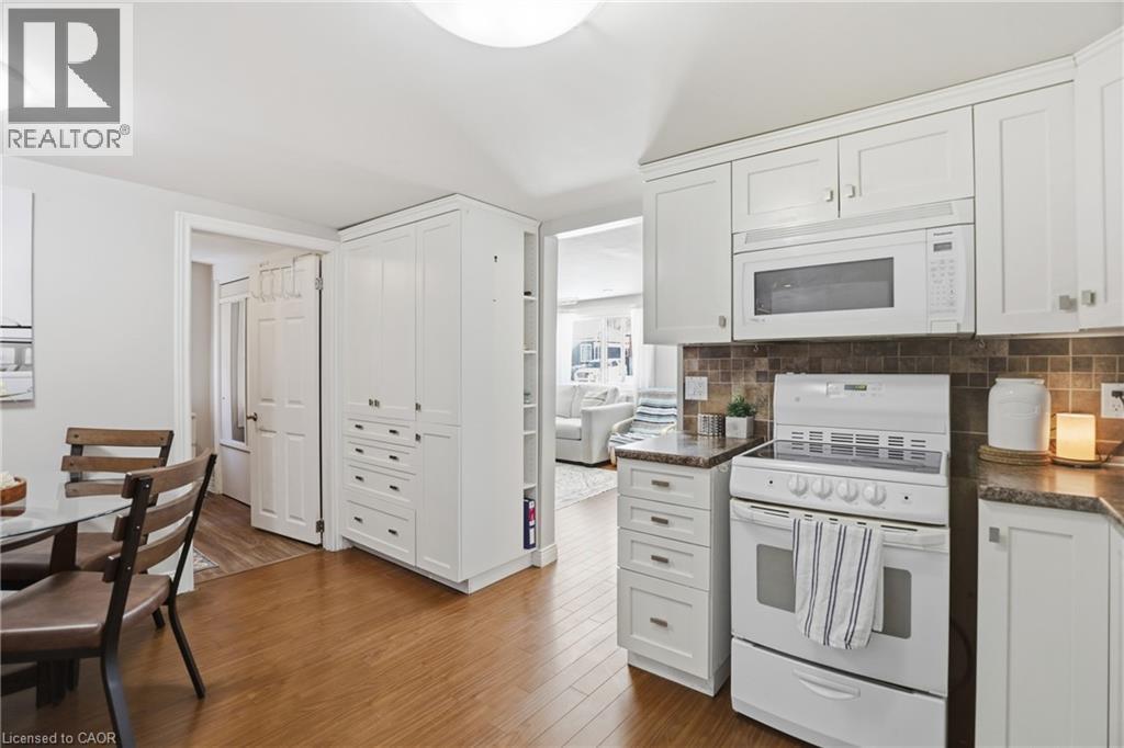 25 Delena Avenue N, Hamilton, ON - Indoor Photo Showing Kitchen