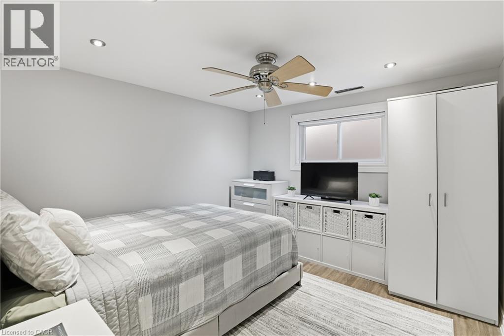 25 Delena Avenue N, Hamilton, ON - Indoor Photo Showing Bedroom