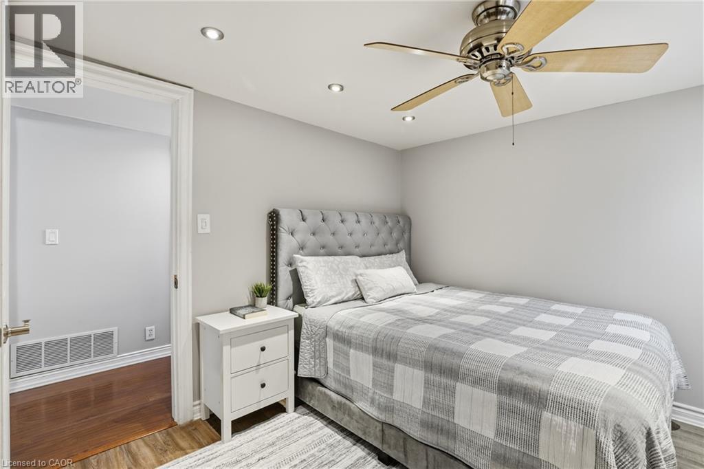25 Delena Avenue N, Hamilton, ON - Indoor Photo Showing Bedroom