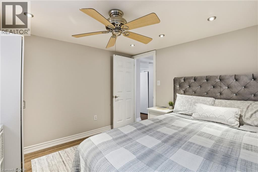 25 Delena Avenue N, Hamilton, ON - Indoor Photo Showing Bedroom