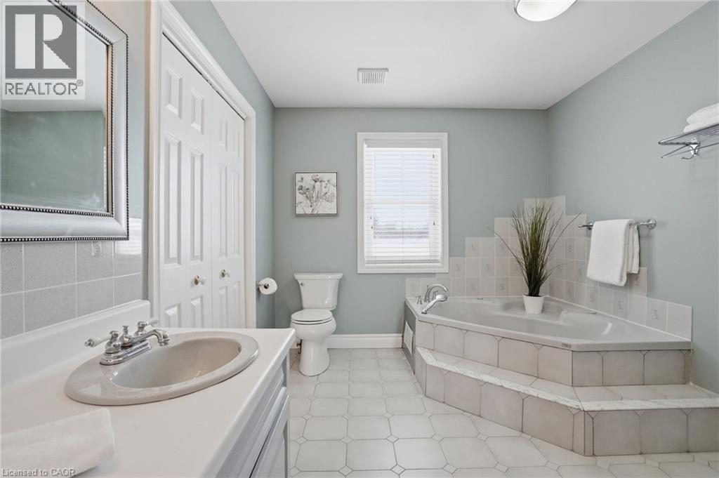 192 Concession 14 E, Puslinch, ON - Indoor Photo Showing Bathroom