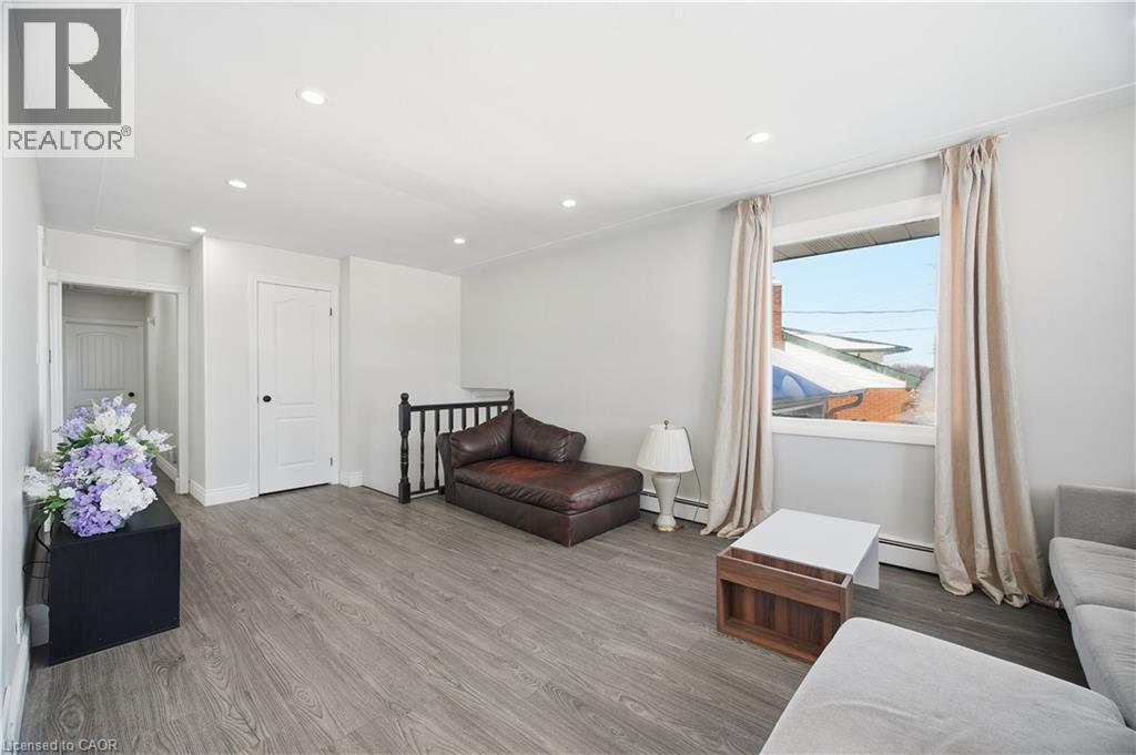 290 Lincoln Road, Waterloo, ON - Indoor Photo Showing Living Room