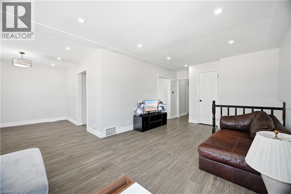 290 Lincoln Road, Waterloo, ON - Indoor Photo Showing Living Room