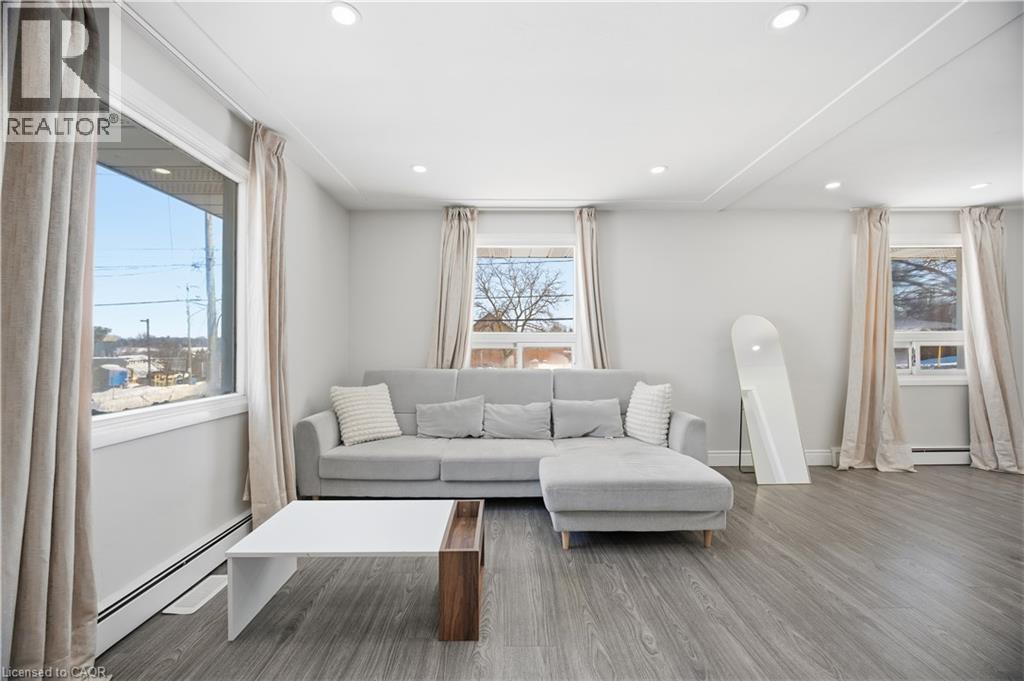 290 Lincoln Road, Waterloo, ON - Indoor Photo Showing Living Room