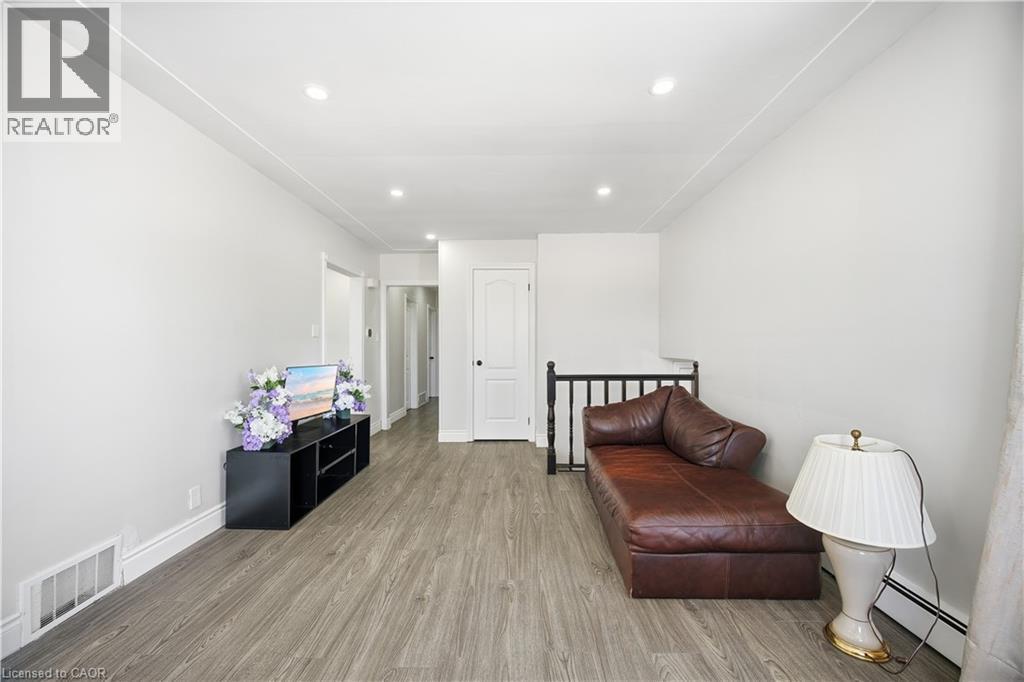 290 Lincoln Road, Waterloo, ON - Indoor