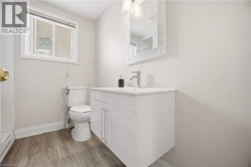 290 Lincoln Road, Waterloo, ON - Indoor Photo Showing Bathroom