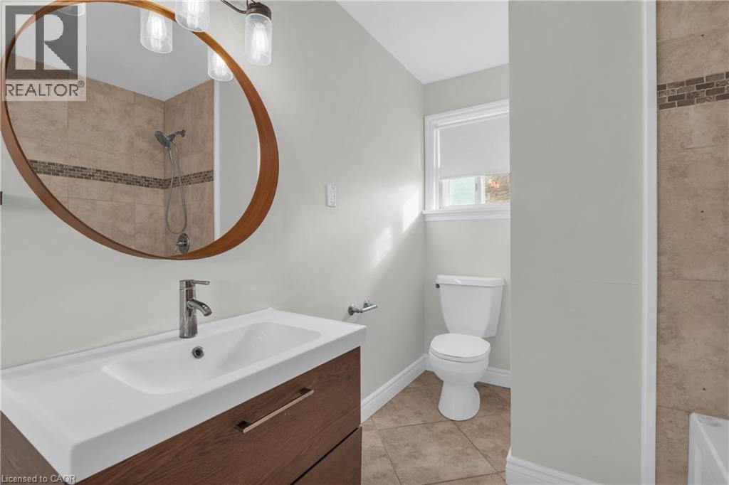 220 Bruce Street, Kitchener, ON - Indoor Photo Showing Bathroom