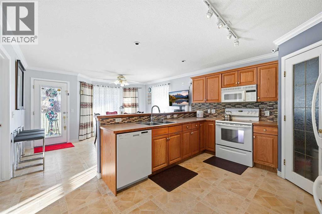 311 Saddlecreek Point Ne, Calgary, AB - Indoor Photo Showing Kitchen With Double Sink