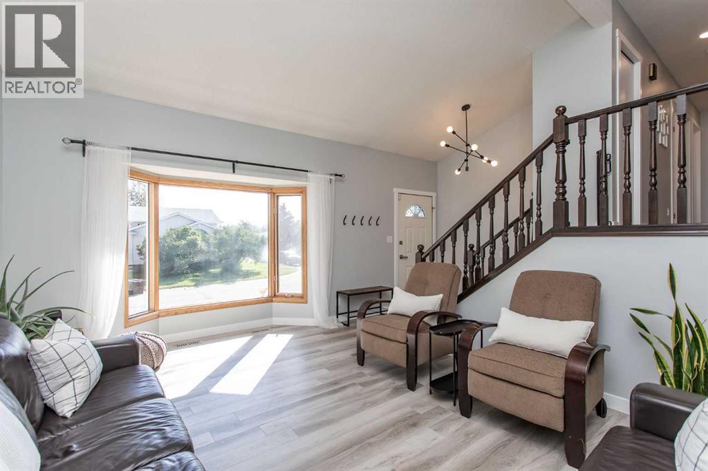 34 Bruns Bay, Lacombe, AB - Indoor Photo Showing Living Room