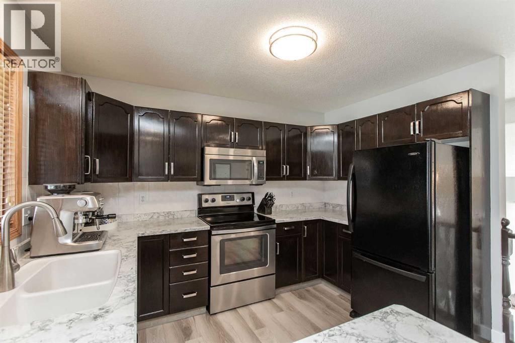 34 Bruns Bay, Lacombe, AB - Indoor Photo Showing Kitchen