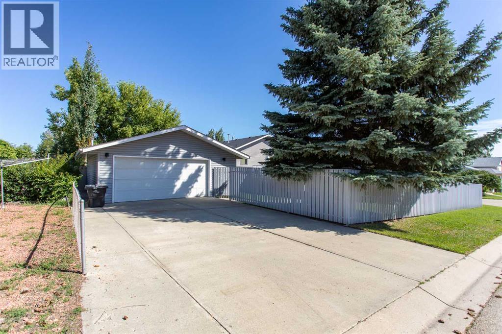 34 Bruns Bay, Lacombe, AB - Outdoor