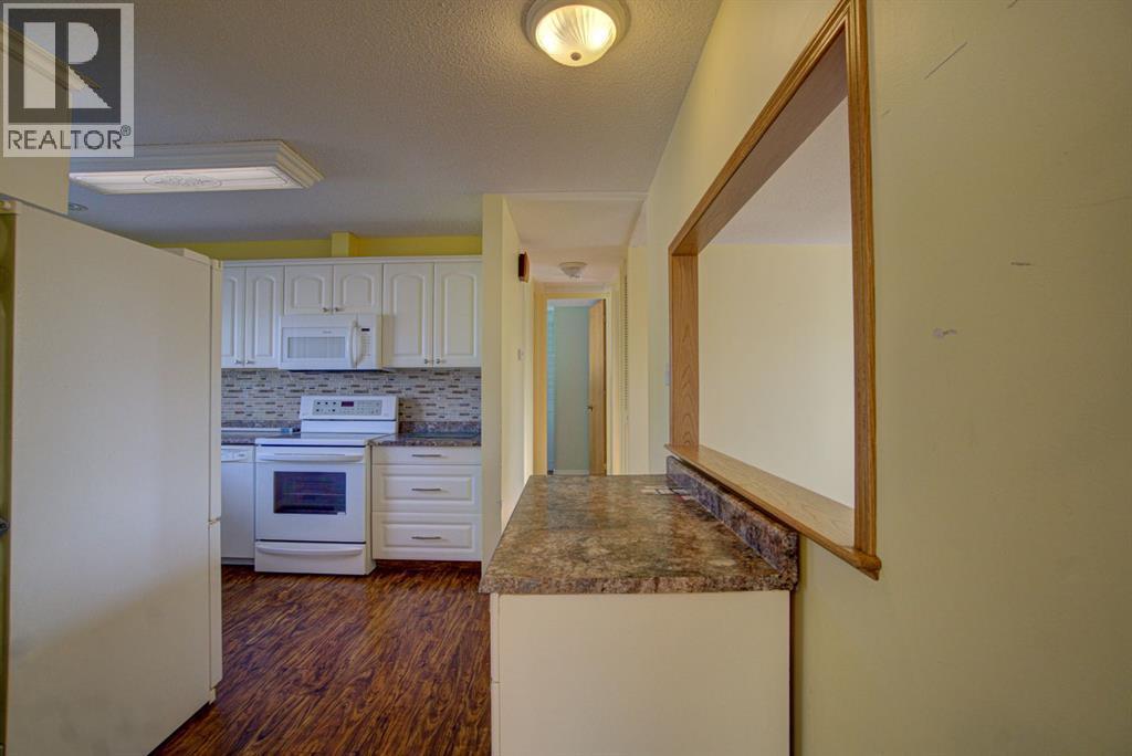 524 51 Avenue W, Claresholm, AB - Indoor Photo Showing Kitchen