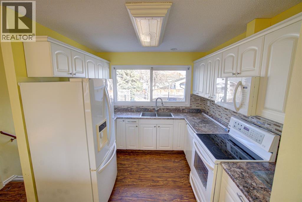 524 51 Avenue W, Claresholm, AB - Indoor Photo Showing Kitchen With Double Sink