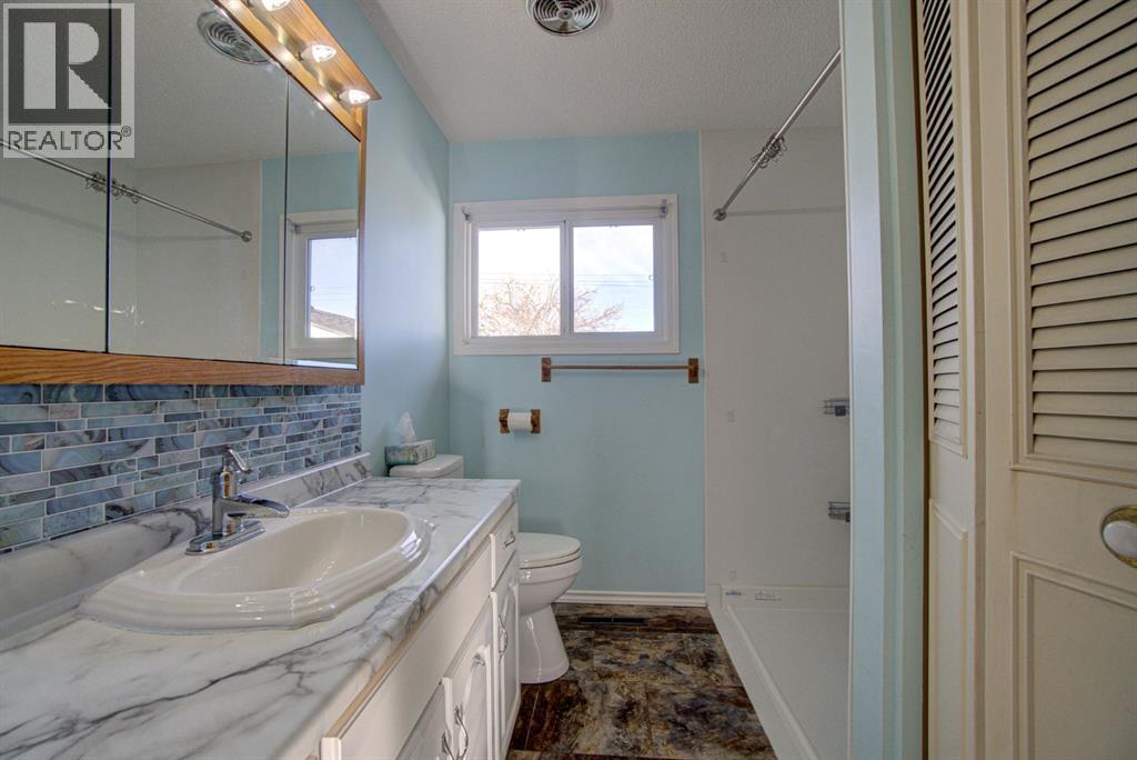 524 51 Avenue W, Claresholm, AB - Indoor Photo Showing Bathroom