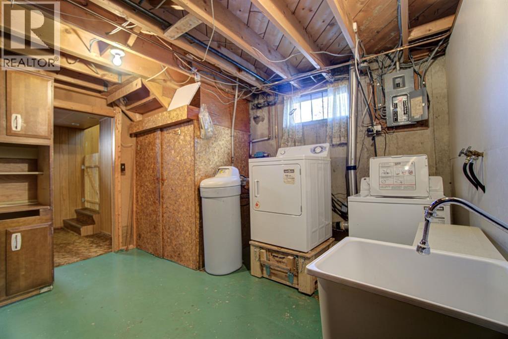 524 51 Avenue W, Claresholm, AB - Indoor Photo Showing Laundry Room
