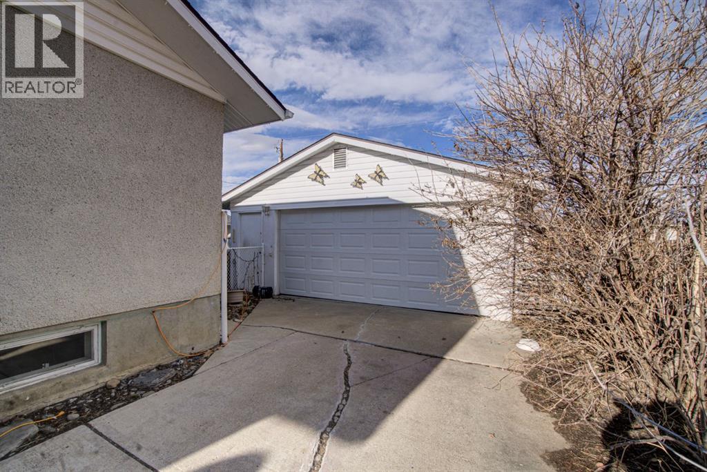524 51 Avenue W, Claresholm, AB - Outdoor