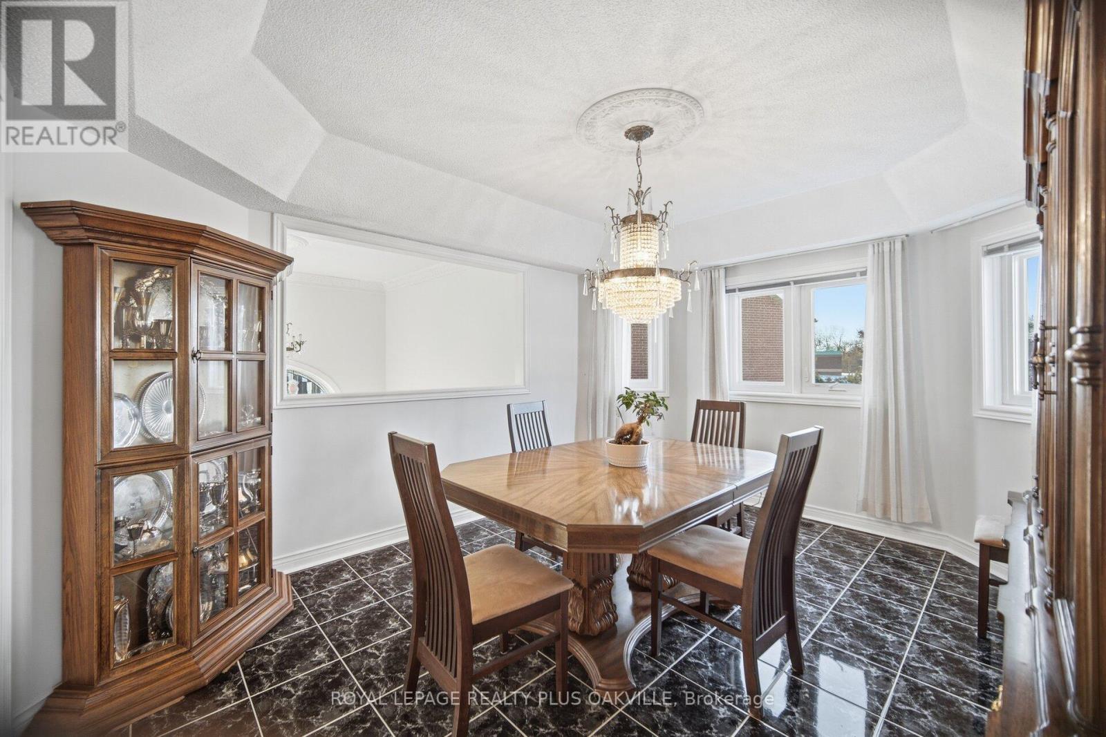 3395 Trelawny Circle, Mississauga, ON - Indoor Photo Showing Dining Room