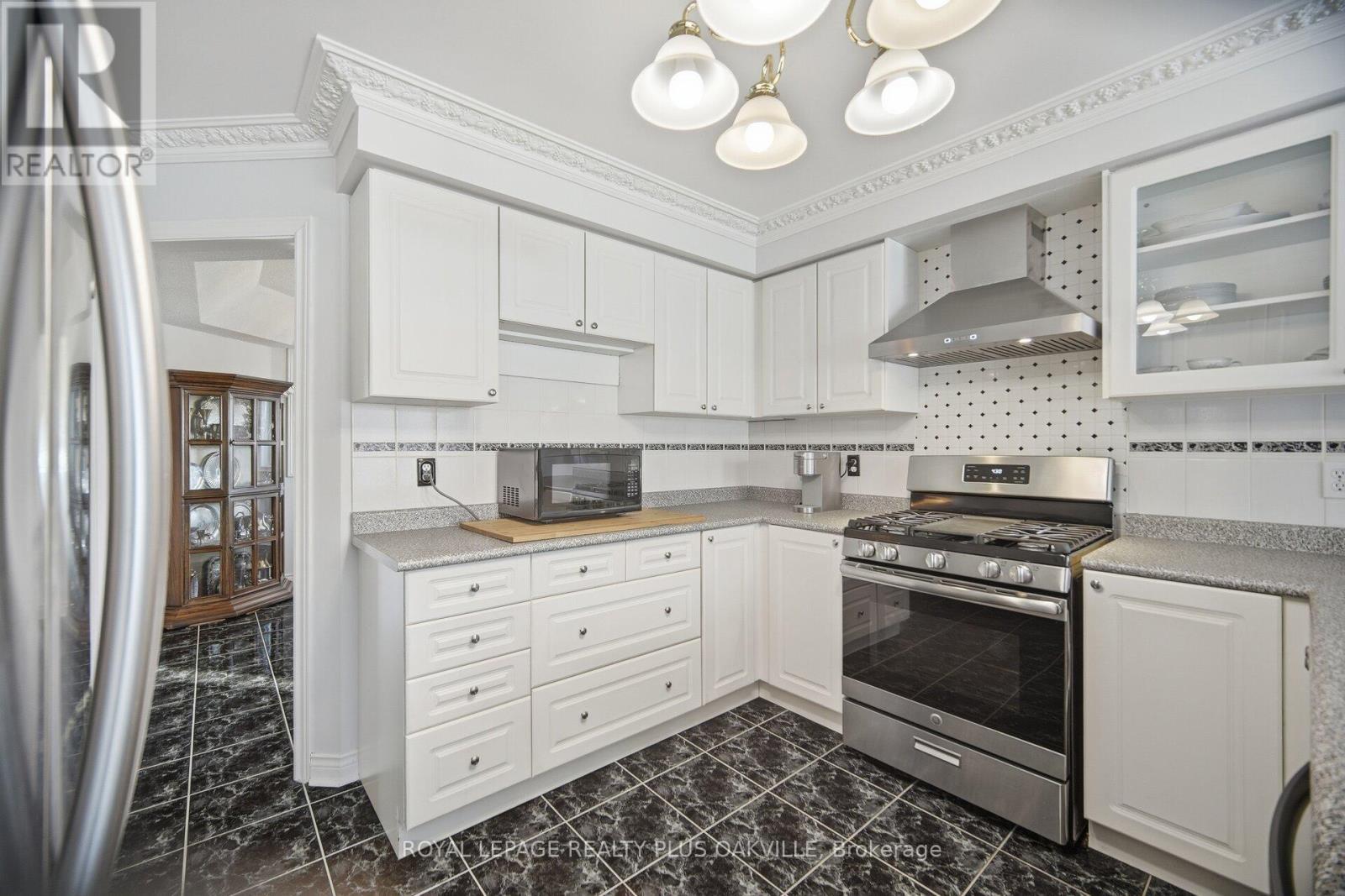 3395 Trelawny Circle, Mississauga, ON - Indoor Photo Showing Kitchen