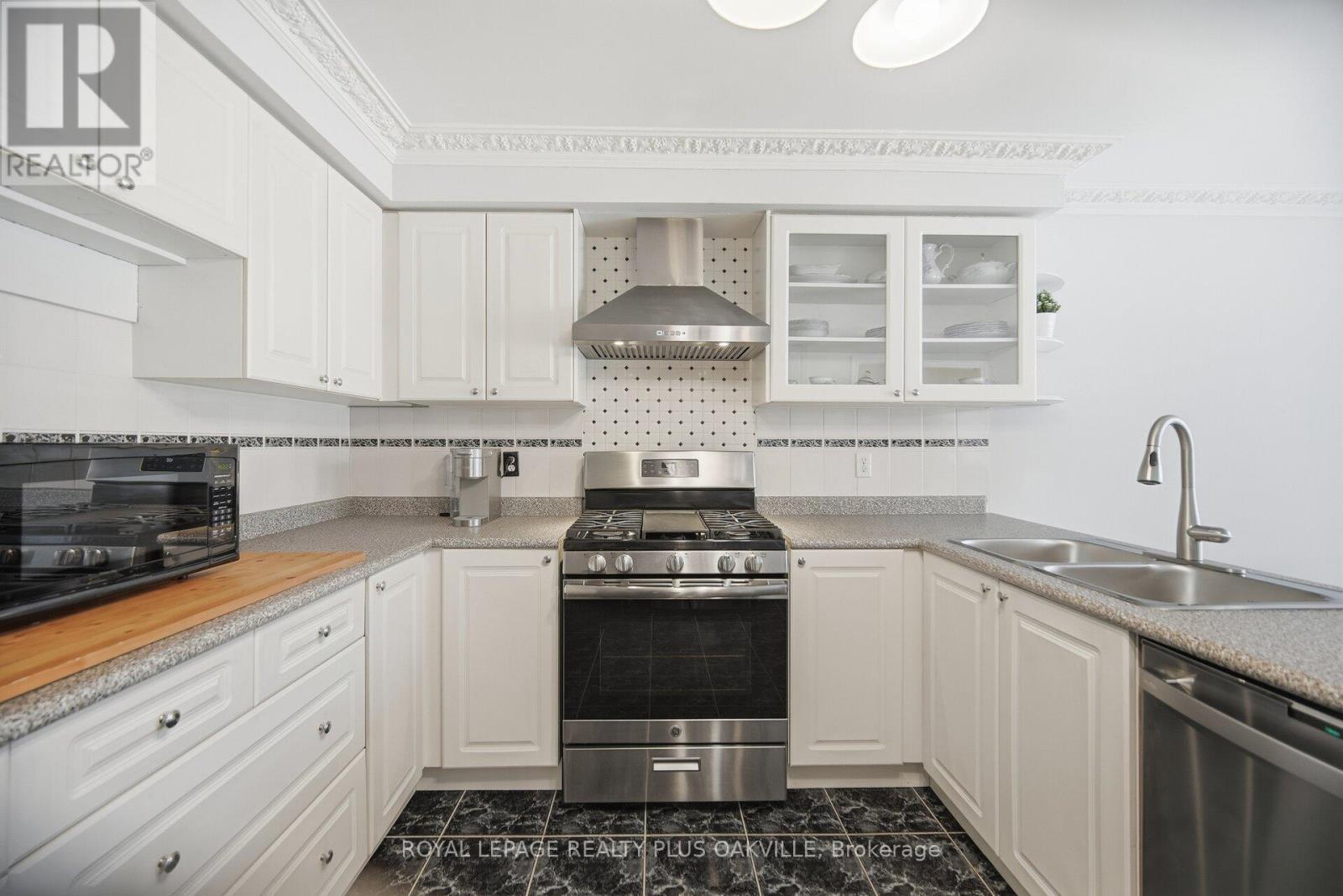 3395 Trelawny Circle, Mississauga, ON - Indoor Photo Showing Kitchen With Double Sink