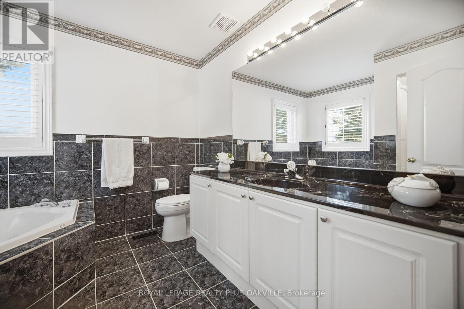 3395 Trelawny Circle, Mississauga, ON - Indoor Photo Showing Bathroom