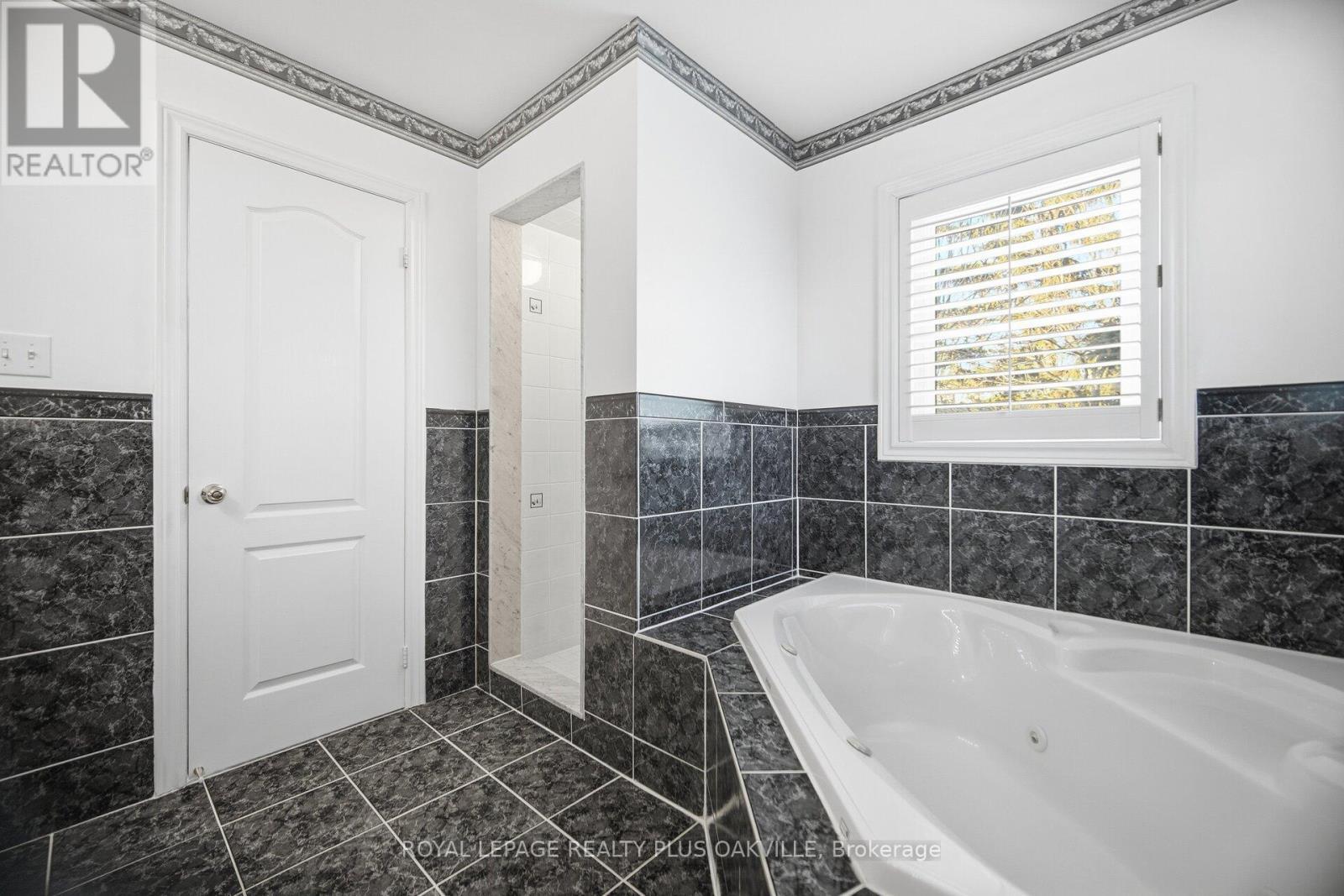 3395 Trelawny Circle, Mississauga, ON - Indoor Photo Showing Bathroom