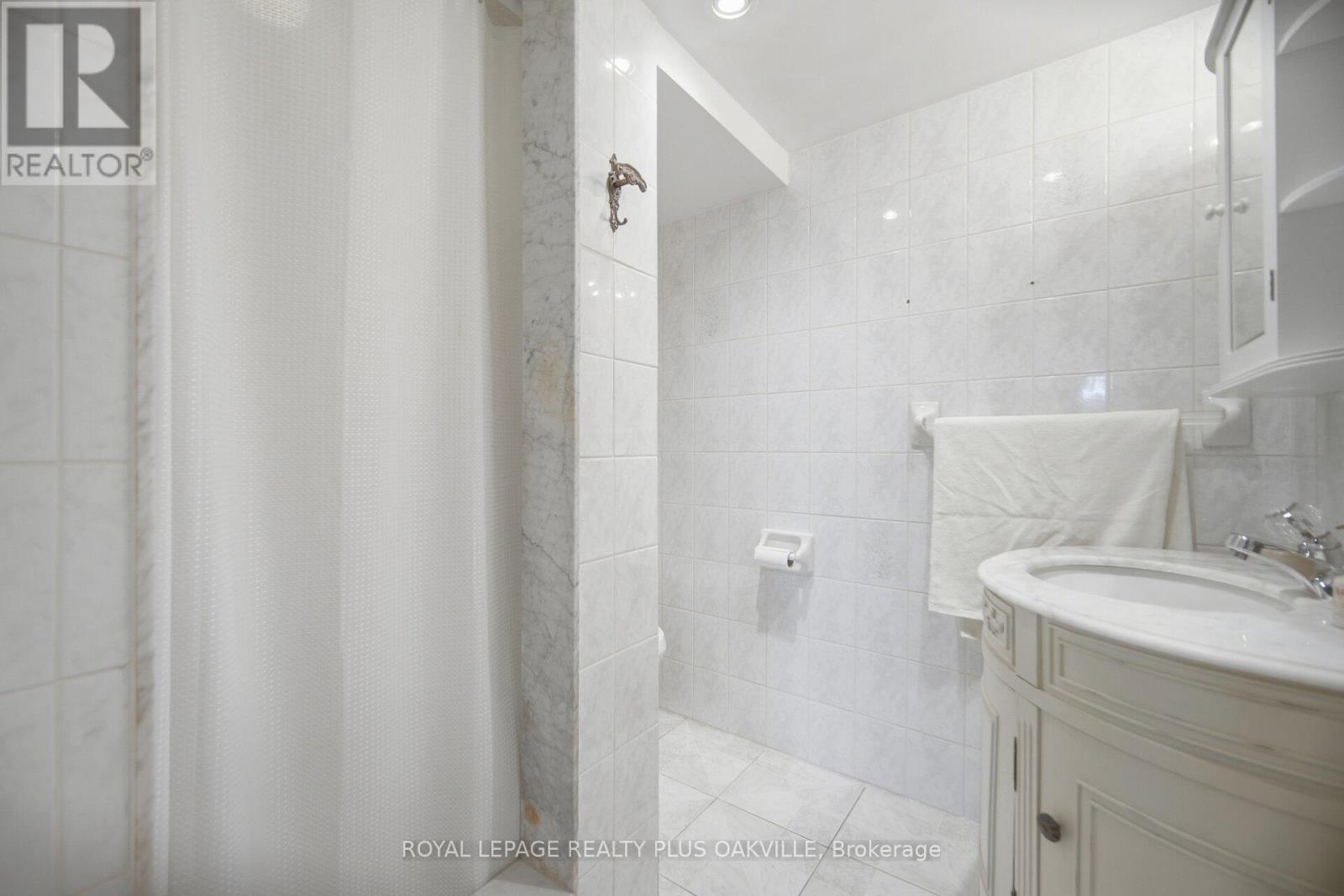 3395 Trelawny Circle, Mississauga, ON - Indoor Photo Showing Bathroom
