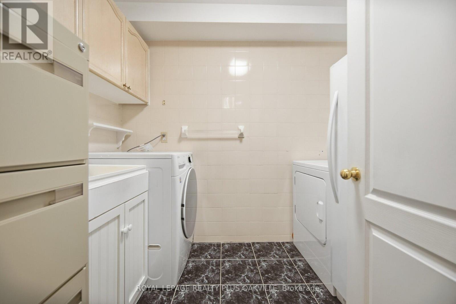 3395 Trelawny Circle, Mississauga, ON - Indoor Photo Showing Laundry Room