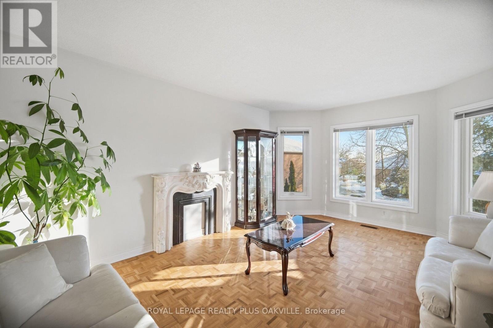 3395 Trelawny Circle, Mississauga, ON - Indoor Photo Showing Living Room