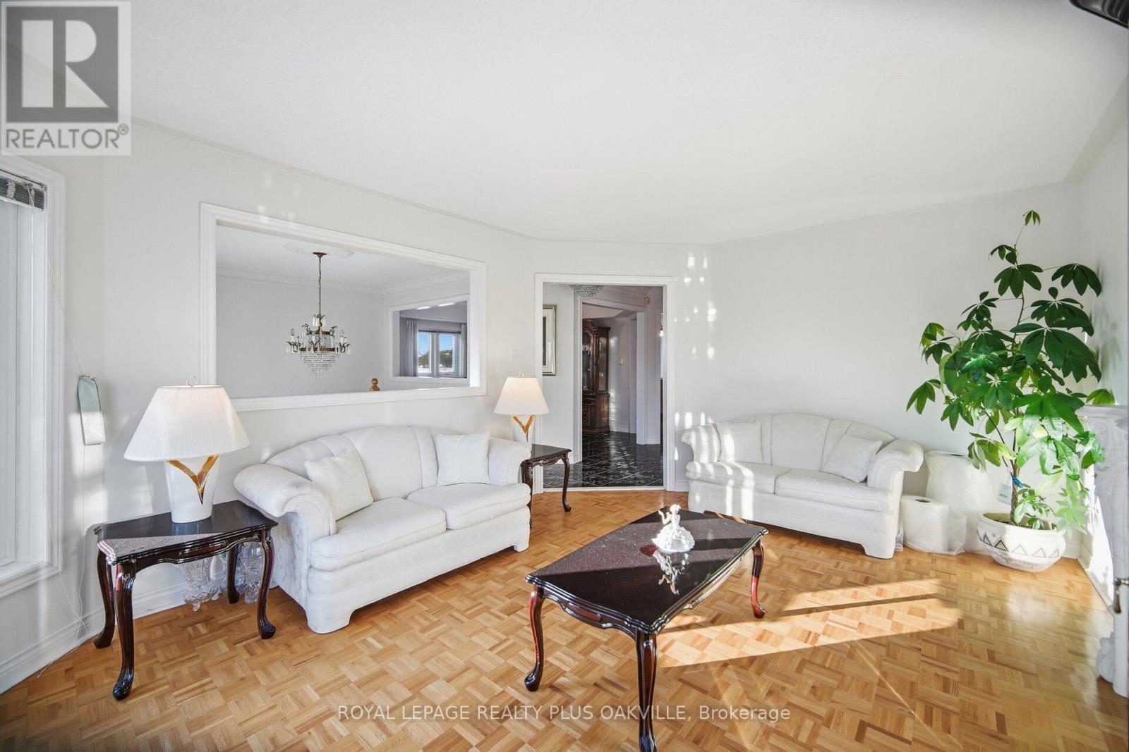 3395 Trelawny Circle, Mississauga, ON - Indoor Photo Showing Living Room