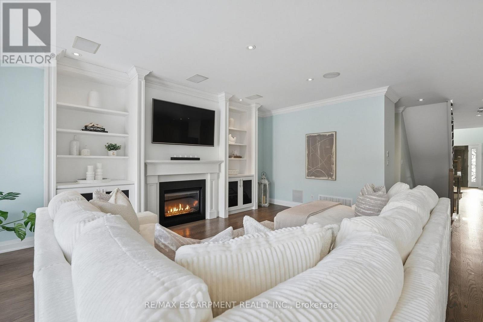 1159 Alexandra Avenue, Mississauga, ON - Indoor Photo Showing Living Room With Fireplace