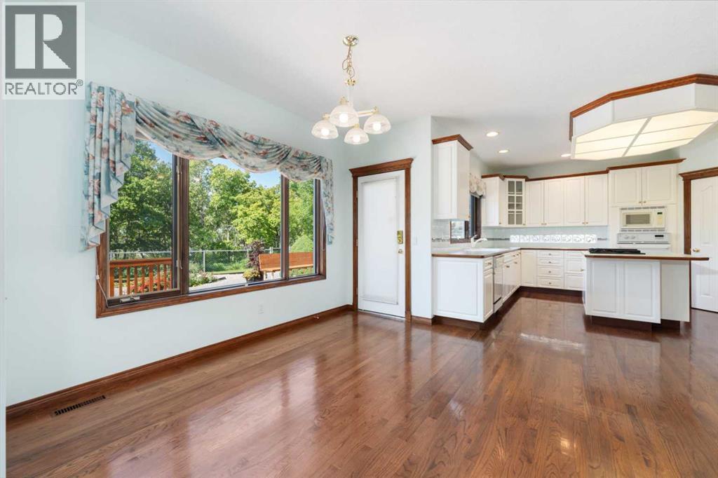 1600 Evergreen Hill Sw, Calgary, AB - Indoor Photo Showing Kitchen