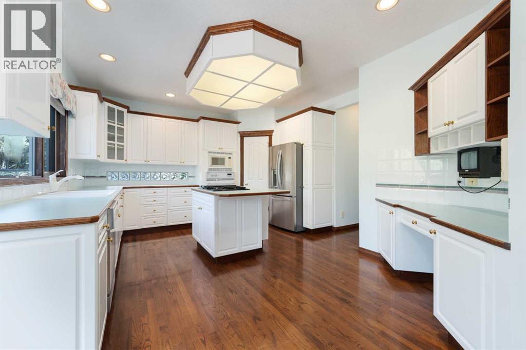 1600 Evergreen Hill Sw, Calgary, AB - Indoor Photo Showing Kitchen
