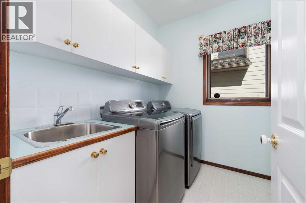 1600 Evergreen Hill Sw, Calgary, AB - Indoor Photo Showing Laundry Room
