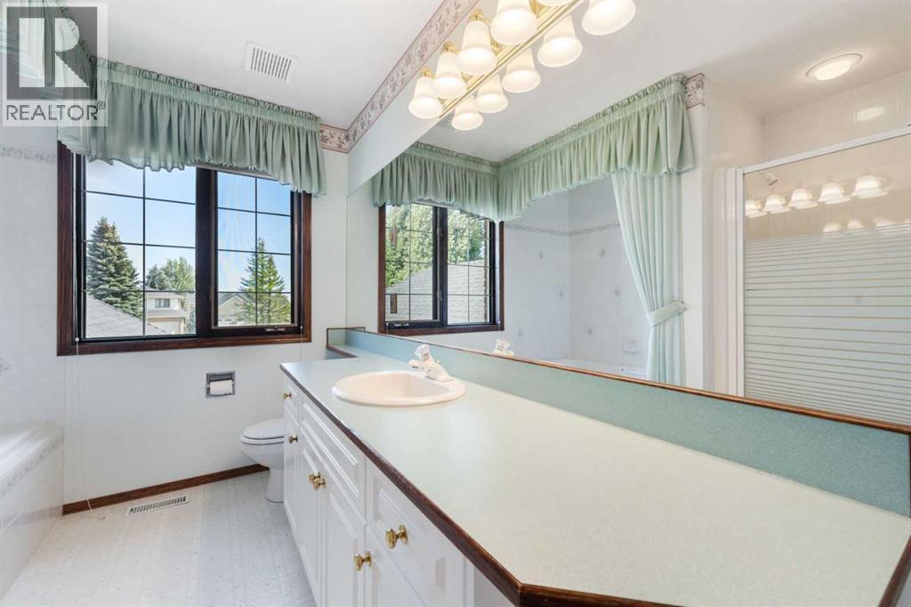 1600 Evergreen Hill Sw, Calgary, AB - Indoor Photo Showing Bathroom